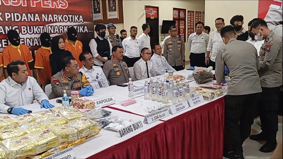 Sabu dalam bentuk cairan yang dikemas ke dalam botol minuman yang berhasil di bongkar Ditresnarkoba Polda Kepri, bersama petugas keamanan Bandara Hang Nadim Batam.Matapedia6.com/ Luci