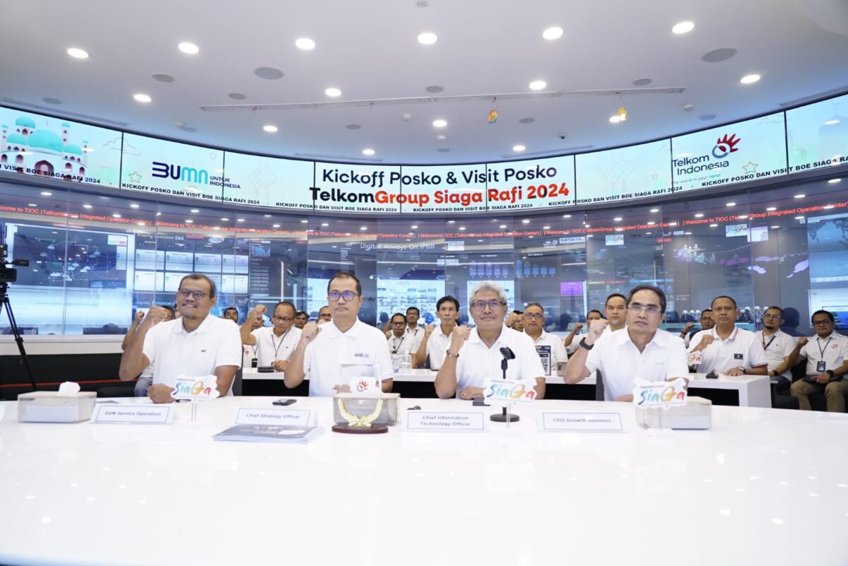 Direktur Network & IT Solution Telkom Herlan Wijanarko (kedua dari kanan), Direktur Group Business Development Telkom Honesti Basyir (paling kanan), Direktur Strategic Portfolio Telkom Budi Setyawan Wijaya (kedua dari kiri), dan EGM Service Operation Telkom Suharyoto (paling kiri) saat Acara Kick Off & Kunjungan Posko TelkomGroup SIAGA RAFI 2024 di Telkom Integrated Operation Center Telkom Jakarta, Jumat (5/4). Foto: Telkom