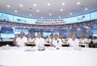 Direktur Network & IT Solution Telkom Herlan Wijanarko (kedua dari kanan), Direktur Group Business Development Telkom Honesti Basyir (paling kanan), Direktur Strategic Portfolio Telkom Budi Setyawan Wijaya (kedua dari kiri), dan EGM Service Operation Telkom Suharyoto (paling kiri) saat Acara Kick Off & Kunjungan Posko TelkomGroup SIAGA RAFI 2024 di Telkom Integrated Operation Center Telkom Jakarta, Jumat (5/4). Foto: Telkom
