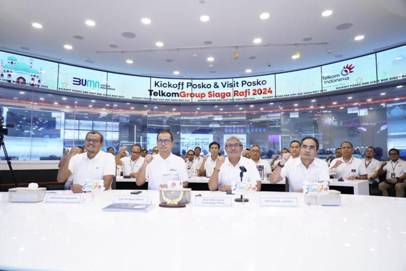 Direktur Network & IT Solution Telkom Herlan Wijanarko (kedua dari kanan), Direktur Group Business Development Telkom Honesti Basyir (paling kanan), Direktur Strategic Portfolio Telkom Budi Setyawan Wijaya (kedua dari kiri), dan EGM Service Operation Telkom Suharyoto (paling kiri) saat Acara Kick Off & Kunjungan Posko TelkomGroup SIAGA RAFI 2024 di Telkom Integrated Operation Center Telkom Jakarta, Jumat (5/4). Foto: Telkom
