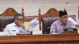 Sekda Batam bersama DPRD Batam. Foto: Diskominfo