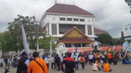 Ratusan Buruh berkumpul di depan kantor wali Kota Batam menyampaikan tuntutan kepada pemerintah, pada saat hari buruh beberapa waktu lalu. Matapedia6.com/Istimewa