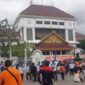 Ratusan Buruh berkumpul di depan kantor wali Kota Batam menyampaikan tuntutan kepada pemerintah, pada saat hari buruh beberapa waktu lalu. Matapedia6.com/Istimewa