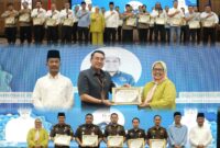 Kepala BP Batam memberikan penghargaan kepada Kejari Batam, Selasa (23/4/2024). Foto:Humas BP Batam