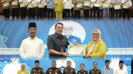 Kepala BP Batam memberikan penghargaan kepada Kejari Batam, Selasa (23/4/2024). Foto:Humas BP Batam