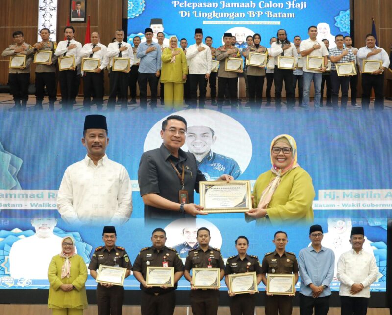 Kepala BP Batam memberikan penghargaan kepada Kejari Batam, Selasa (23/4/2024). Foto:Humas BP Batam