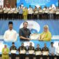 Kepala BP Batam memberikan penghargaan kepada Kejari Batam, Selasa (23/4/2024). Foto:Humas BP Batam