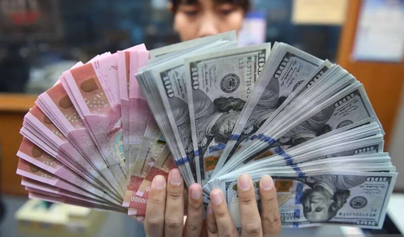 Ilustrasi rupiah dan dolar AS.