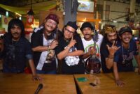 Group musik Orkes OM PMR saat peluncuran album mini kalau begitar di pasar santa tahun 2015.