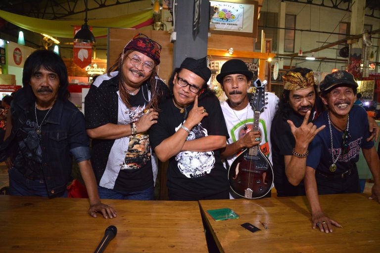 Group musik Orkes OM PMR saat peluncuran album mini kalau begitar di pasar santa tahun 2015.