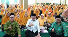 Sekda Batam tengah saat bersama guru TPQ Batu Aji. Foto:Diskominfo