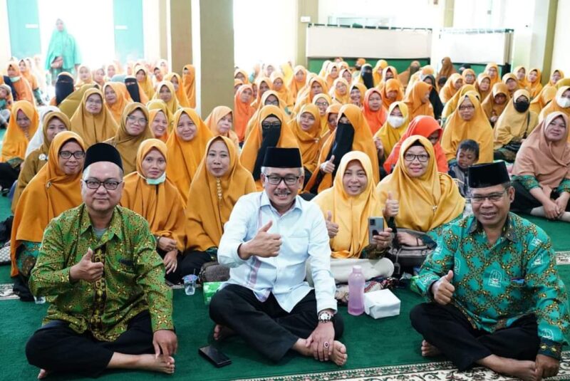 Sekda Batam tengah saat bersama guru TPQ Batu Aji. Foto:Diskominfo