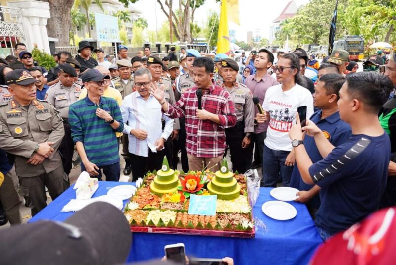 Wali Kota Batam dan Sekda temui buruh dalam aksi May Day, Rabu (1/5/2024). Foto:Diskominfo
