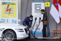 Presiden Jokowi meresmikan stasiun pengisian listrik. Foto:Istimewa