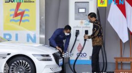 Presiden Jokowi meresmikan stasiun pengisian listrik. Foto:Istimewa