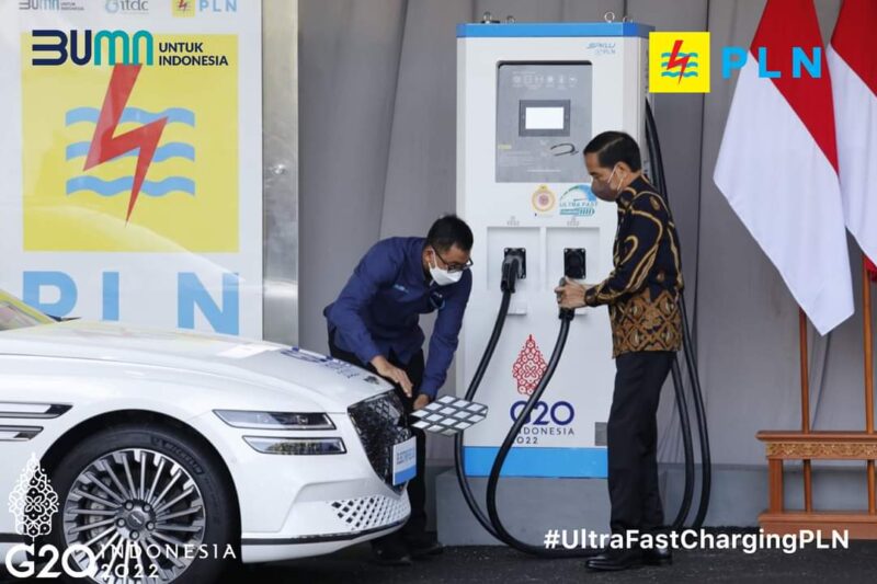 Presiden Jokowi meresmikan stasiun pengisian listrik. Foto:Istimewa