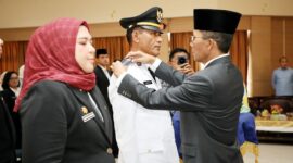 Wali Kota Batam Amsakar lantik Camat Lubuk Baja Lanaja dan Kadisduk. Foto:Diskominfo Batam