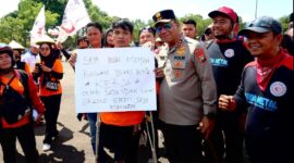 Kapolda Kepri Irjen Pol Yan Fitri Halimansyah berbaur bersama buruh rasakan Day di Kota Batam, Rabu (1/5/2024). Matapedia6.com/ Dok Polda kepri