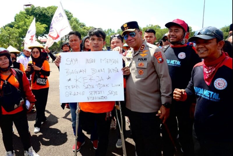 Kapolda Kepri Irjen Pol Yan Fitri Halimansyah berbaur bersama buruh rasakan Day di Kota Batam, Rabu (1/5/2024). Matapedia6.com/ Dok Polda kepri