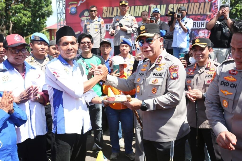 Kapolda Kepri berikan tumpeng kepada buruh