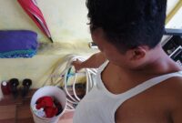 Warga tengah melihatkan air bersih tidak mengalir, Rabu (1/5/2024). Foto:Ist