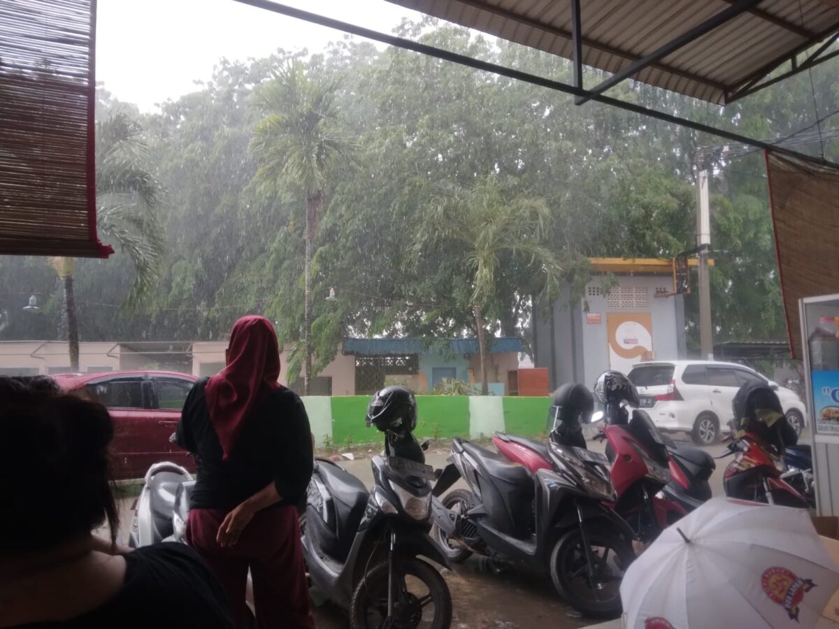 Hujan deras guyur beberapa wilayah di Kota Batam, warga di lokasi rawan banjir dihimbau selalu waspada, Kamis (2/5/2024). Matapedia6.com/Luci
