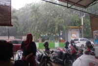 Hujan deras guyur beberapa wilayah di Kota Batam, warga di lokasi rawan banjir dihimbau selalu waspada, Kamis (2/5/2024). Matapedia6.com/Luci