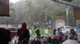 Hujan deras guyur beberapa wilayah di Kota Batam, warga di lokasi rawan banjir dihimbau selalu waspada, Kamis (2/5/2024). Matapedia6.com/Luci