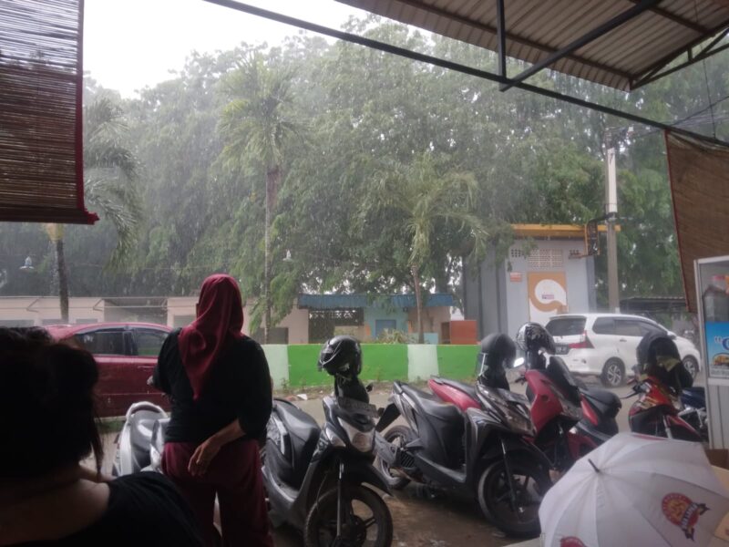 Hujan deras guyur beberapa wilayah di Kota Batam, warga di lokasi rawan banjir dihimbau selalu waspada, Kamis (2/5/2024). Matapedia6.com/Luci