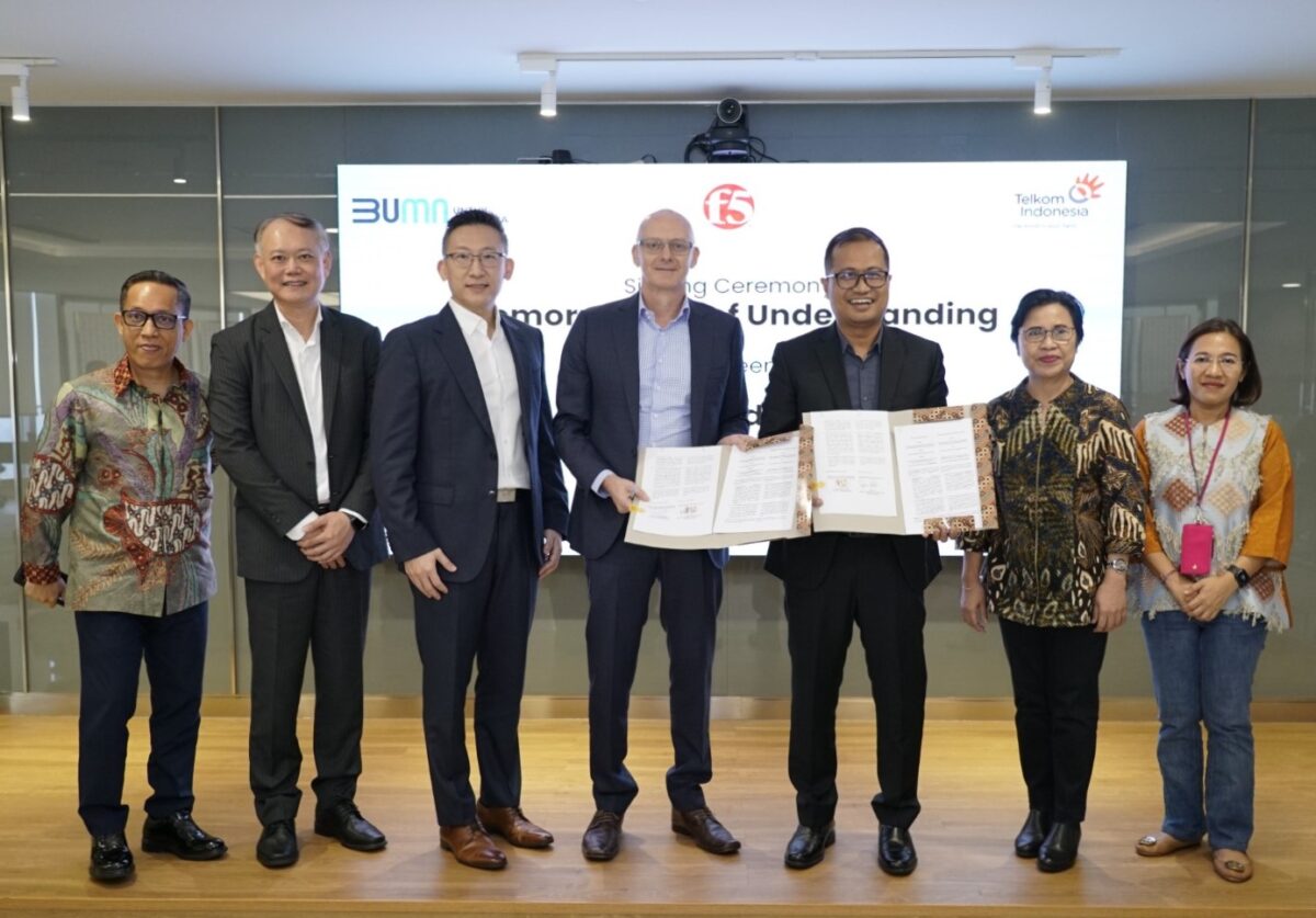 Direktur Strategic Portfolio Telkom, Budi Setyawan Wijaya (kedua dari kanan) dan Senior Vice President APCJ, F5 Adam Judd (kedua dari kiri) didampingi oleh Direktur Enterprise & Business Service Telkom, FM Venusiana R (paling kanan) dan Regional VP Asean Sales F5 Michael Quek usai penandatanganan Memorandum of Understanding (MoU) antara Telkom dan F5 yang fokus pada kolaborasi layanan keamanan siber yang komprehensif kepada pasar di Indonesia, akselerasi pembangunan, dan peningkatan kapabilitas Telkom dalam bidang keamanan siber dan produk digital lainnya, di Jakarta, Senin (29/4). Foto:Telkom