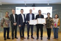 Direktur Strategic Portfolio Telkom, Budi Setyawan Wijaya (kedua dari kanan) dan Senior Vice President APCJ, F5 Adam Judd (kedua dari kiri) didampingi oleh Direktur Enterprise & Business Service Telkom, FM Venusiana R (paling kanan) dan Regional VP Asean Sales F5 Michael Quek usai penandatanganan Memorandum of Understanding (MoU) antara Telkom dan F5 yang fokus pada kolaborasi layanan keamanan siber yang komprehensif kepada pasar di Indonesia, akselerasi pembangunan, dan peningkatan kapabilitas Telkom dalam bidang keamanan siber dan produk digital lainnya, di Jakarta, Senin (29/4). Foto:Telkom