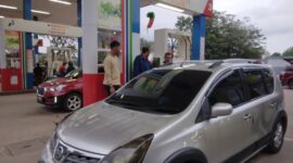 Konsumen saat melakukan pengisian bahan Bakar Minyak di SPBU 13294709 Codo Sagulung beberapa waktu lalu.Matapedia6.com/ Luci
