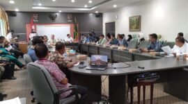 DPRD Batam RDPU bersama warga Tembesi Tower, Kamis (2/5/2024). Foto:Lucia