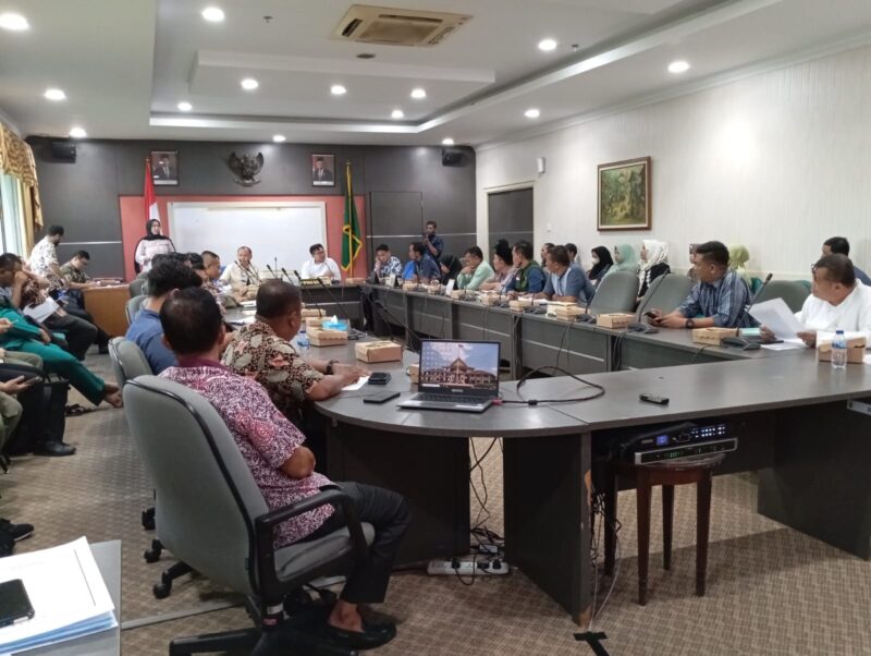 DPRD Batam RDPU bersama warga Tembesi Tower, Kamis (2/5/2024). Foto:Lucia