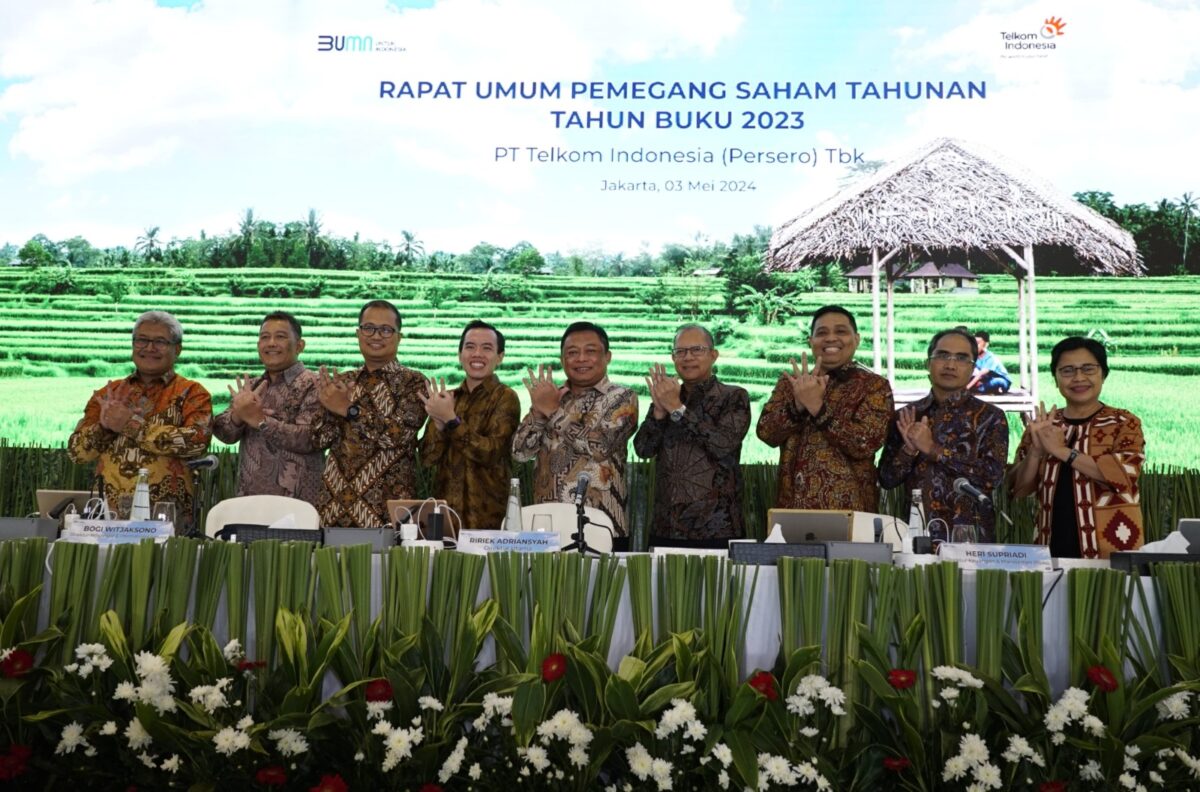  Direktur Network & IT Solution Herlan Wijanarko, Direktur Wholesale & International Service Bogi Witjaksono, Direktur Strategic Portfolio Budi Setyawan Wijaya, Direktur Digital Busines Muhamad Fajrin Rasyid, Direktur Utama Ririek Adriansyah, Direktur Keuangan & Manajemen Risiko Heri Supriadi, Direktur Human Capital Management Afriwandi, Direktur Group Business Development Honesti Basyir, dan Direktur Enterprise & Business Service FM Venusiana R dalam Rapat Umum Pemegang Saham Tahun Buku 2023 di Jakarta pada Jumat (3/5/2024). Foto:Telkom