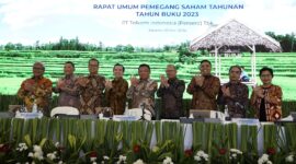  Direktur Network & IT Solution Herlan Wijanarko, Direktur Wholesale & International Service Bogi Witjaksono, Direktur Strategic Portfolio Budi Setyawan Wijaya, Direktur Digital Busines Muhamad Fajrin Rasyid, Direktur Utama Ririek Adriansyah, Direktur Keuangan & Manajemen Risiko Heri Supriadi, Direktur Human Capital Management Afriwandi, Direktur Group Business Development Honesti Basyir, dan Direktur Enterprise & Business Service FM Venusiana R dalam Rapat Umum Pemegang Saham Tahun Buku 2023 di Jakarta pada Jumat (3/5/2024). Foto:Telkom