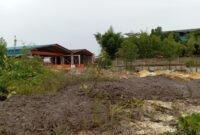 Tumpukan lumpur hitam diduga limbah di lahan kosong di depan  LOI Sei Pelunggut, Sagulung, Batam Sabtu (4/5/2024). Foto:Zal/matapedia6