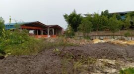 Tumpukan lumpur hitam diduga limbah di lahan kosong di depan  LOI Sei Pelunggut, Sagulung, Batam Sabtu (4/5/2024). Foto:Zal/matapedia6