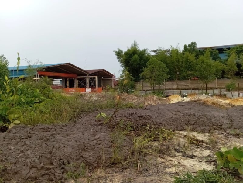 Tumpukan lumpur hitam diduga limbah di lahan kosong di depan LOI Sei Pelunggut, Sagulung, Batam Sabtu (4/5/2024). Foto:Zal/matapedia6