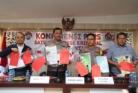 Kabidhumas Polda Kepri Kombes Pol Zahwani Pandra Arsyad dampingi jajaran Polres Bintan saat ekspos barang bukti kasus penetapan Pj Wali Kota Tanjungpinang sebagai tersangka pemalsuan dokumen jual beli lahan, Sabtu (4/5/2024). Matapedia6.com/ Dok Humas Polda