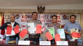 Kabidhumas Polda Kepri Kombes Pol Zahwani Pandra Arsyad dampingi jajaran Polres Bintan saat ekspos barang bukti kasus penetapan Pj Wali Kota Tanjungpinang sebagai tersangka pemalsuan dokumen jual beli lahan, Sabtu (4/5/2024). Matapedia6.com/ Dok Humas Polda