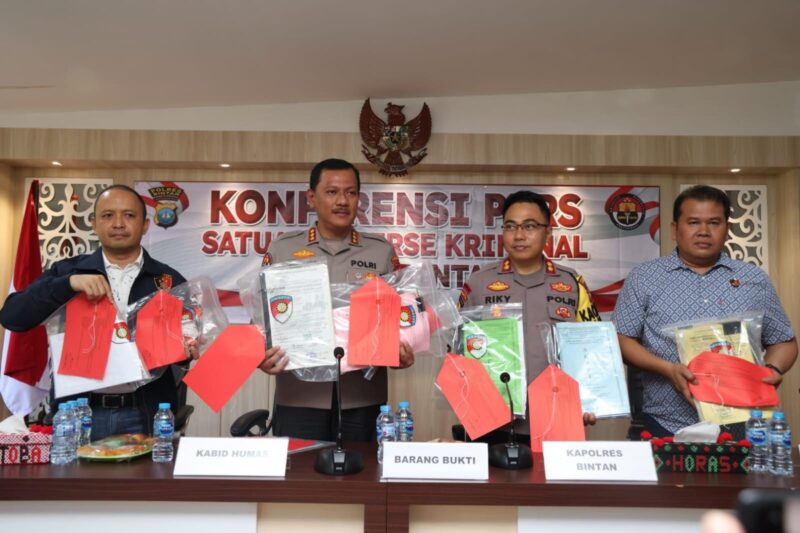 Kabidhumas Polda Kepri Kombes Pol Zahwani Pandra Arsyad dampingi jajaran Polres Bintan saat ekspos barang bukti kasus penetapan Pj Wali Kota Tanjungpinang sebagai tersangka pemalsuan dokumen jual beli lahan, Sabtu (4/5/2024). Matapedia6.com/ Dok Humas Polda
