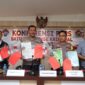 Kabidhumas Polda Kepri Kombes Pol Zahwani Pandra Arsyad dampingi jajaran Polres Bintan saat ekspos barang bukti kasus penetapan Pj Wali Kota Tanjungpinang sebagai tersangka pemalsuan dokumen jual beli lahan, Sabtu (4/5/2024). Matapedia6.com/ Dok Humas Polda