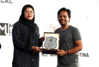 Ketua KONI Batam Rani Rafitriyani berikan cendramata kepada ketua pelaksana turnamen e-sport saat menghadiri pembukaan "Piala Halalbihalal E-Sport 2024" di MB 2, Minggu (5/5/2024).Matapedia6.com/ Dok KONI