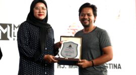 Ketua KONI Batam Rani Rafitriyani berikan cendramata kepada ketua pelaksana turnamen e-sport saat menghadiri pembukaan 