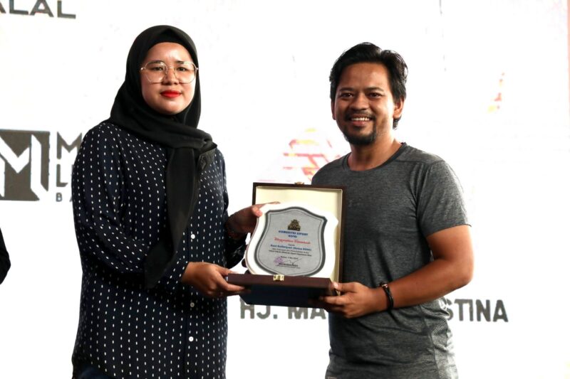 Ketua KONI Batam Rani Rafitriyani berikan cendramata kepada ketua pelaksana turnamen e-sport saat menghadiri pembukaan 