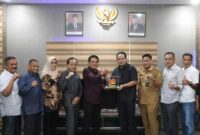 Arlon Veristo bersama DPRD Tanah Datar. Foto:Istimewa