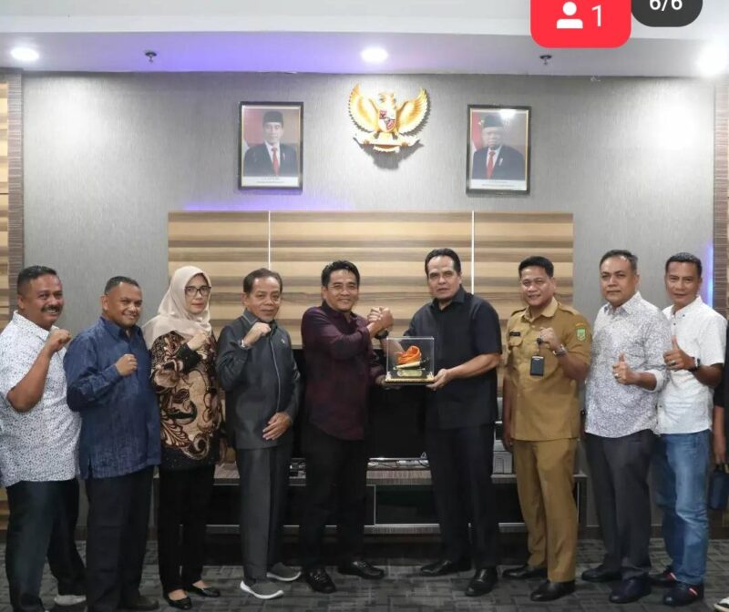Arlon Veristo bersama DPRD Tanah Datar. Foto:Istimewa