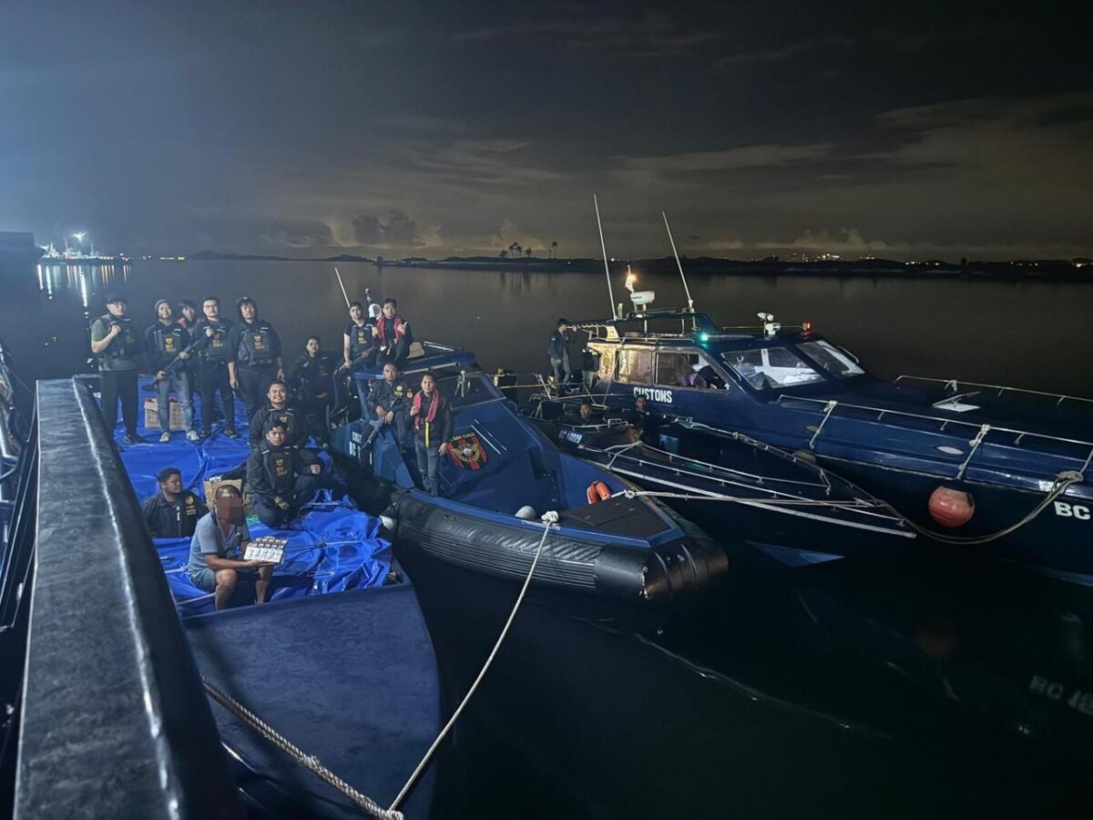 Kapal cepat beserta rokok ilegal yang berhasil ditangkap Tim Patroli Bea Cukai Batam, di di wilayah perairan Pulau Buaya, Kepulauan Riau, Jumat (3/5/2024).Matapedia6.com/Dok Humas Bea Cukai