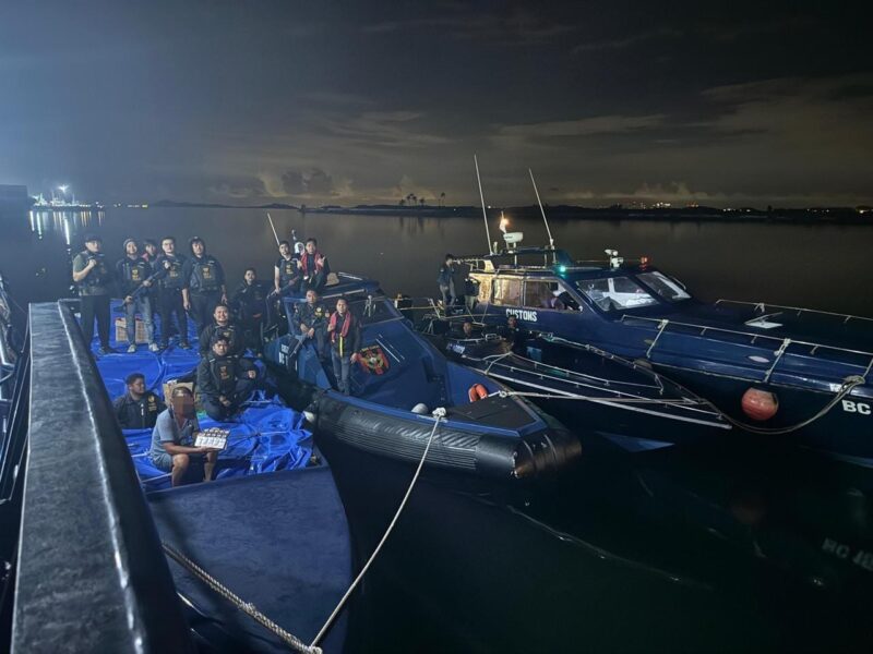 Kapal cepat beserta rokok ilegal yang berhasil ditangkap Tim Patroli Bea Cukai Batam, di di wilayah perairan Pulau Buaya, Kepulauan Riau, Jumat (3/5/2024).Matapedia6.com/Dok Humas Bea Cukai